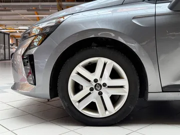 Car image 19