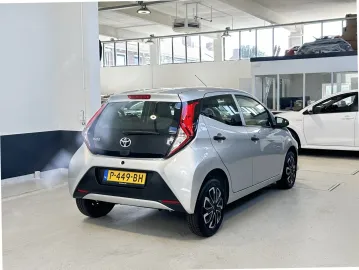 Car image 3