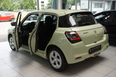 Car image 4