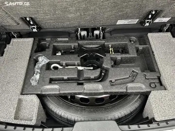 Car image 30