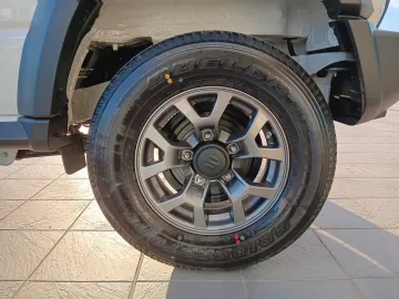 Car image 18