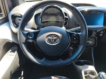 Car image 15