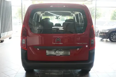Car image 4