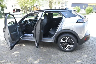 Car image 18