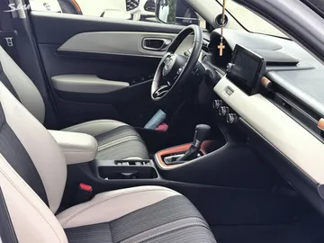 Car image 14