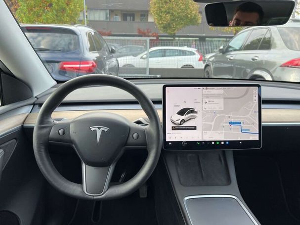 Tesla Model Y Long Range AWD 153 kW image number 12