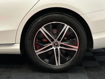 Car image 40