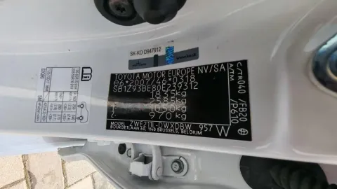 Car image 25