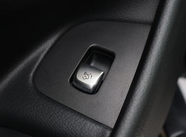 Car image 32