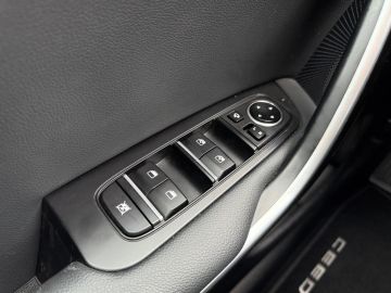 Car image 32