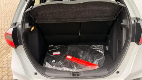 Car image 25
