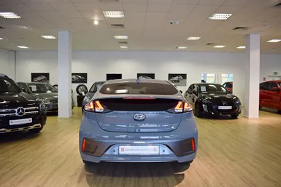 Car image 19