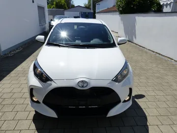 Car image 3