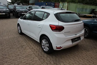 Car image 4