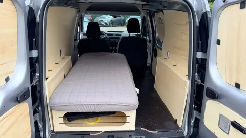 Car image 16