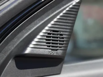 Car image 32