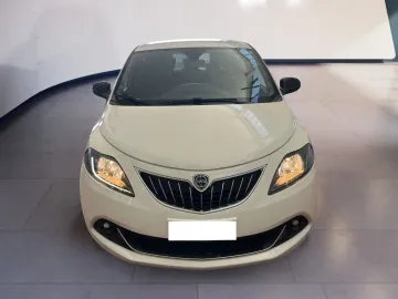 Car image 3