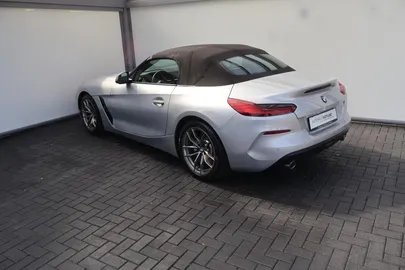 Car image 19