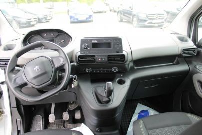 Car image 24