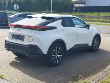 Car image 4