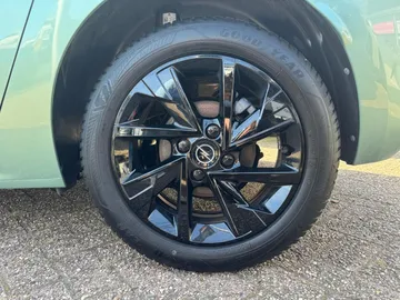 Car image 17