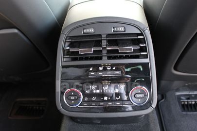 Car image 28