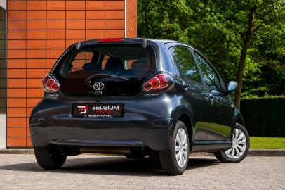 Car image 4