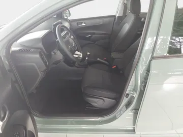 Car image 19