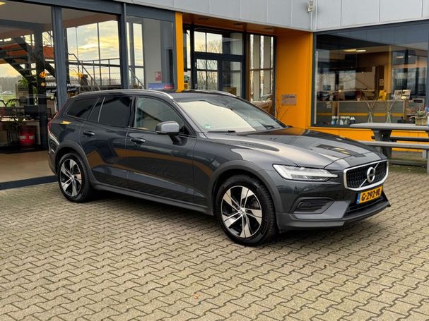 Volvo V60 Cross Country T5 AWD Pro 184 kW image number 2