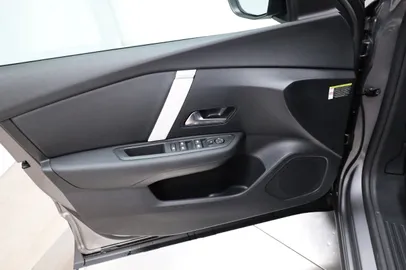 Car image 28