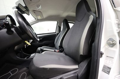 Car image 13