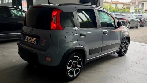 Car image 4