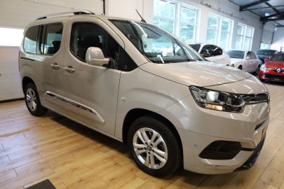 Car image 4