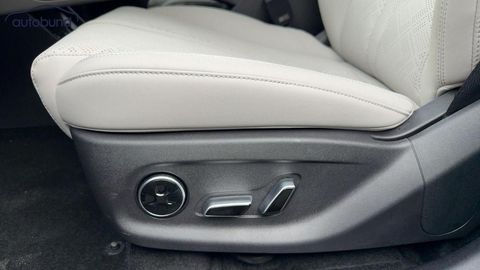 Car image 32
