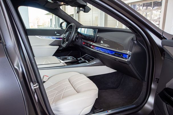 BMW 750e xDrive Individual 360 kW image number 17