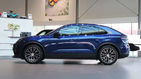 Car image 10