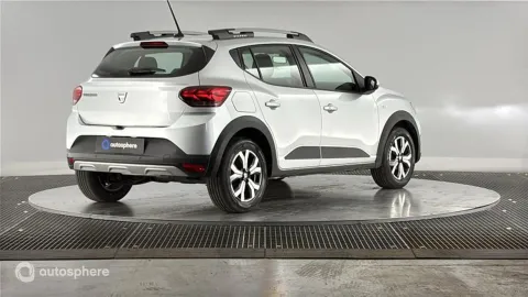 Car image 4