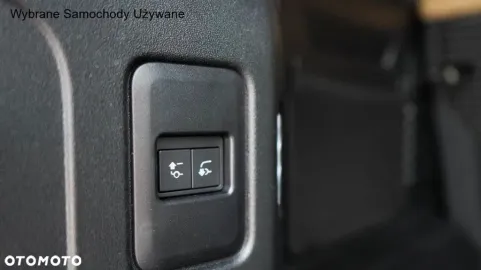 Car image 32
