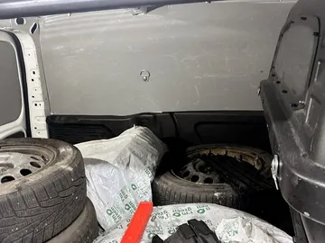 Car image 19