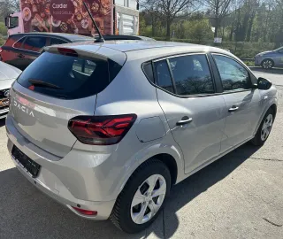 Car image 4
