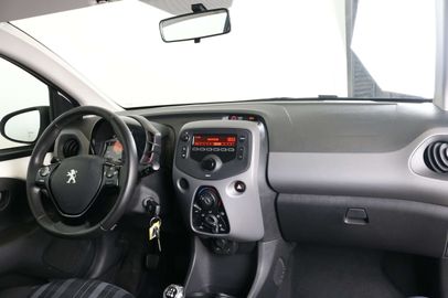 Car image 11