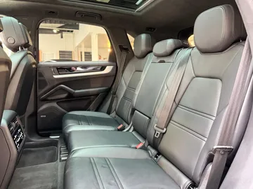 Car image 30