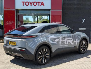 Car image 4
