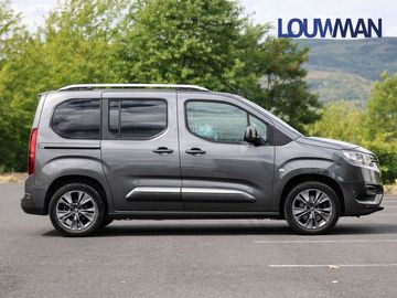 Car image 26