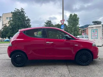 Car image 24