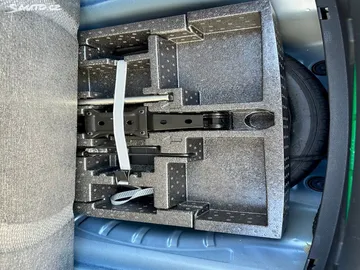 Car image 25
