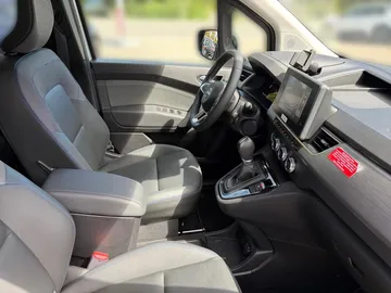 Car image 17
