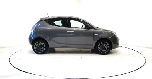 Car image 27