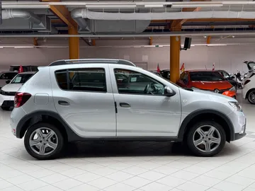Car image 4