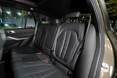 Car image 32